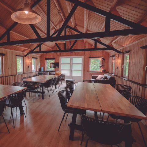 UNUSUAL ACCOMMODATION 16 people - Group accommodation log cabin + 4 four-person tiny houses (16 people)