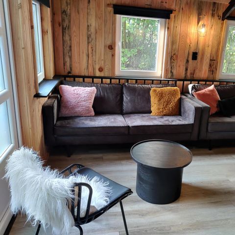 UNUSUAL ACCOMMODATION 16 people - Group accommodation log cabin + 4 four-person tiny houses (16 people)