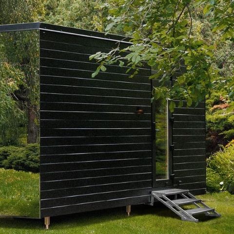 UNUSUAL ACCOMMODATION 2 people - with mirrored facade