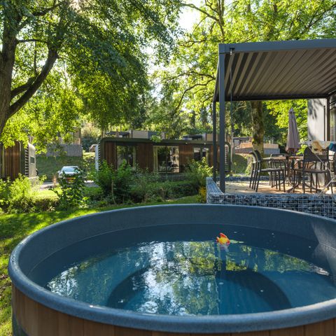 Lodge 4 persons - Saucer with hot tub