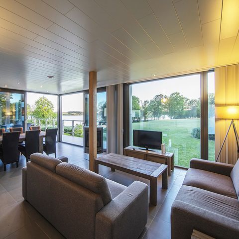 HOUSE 8 people