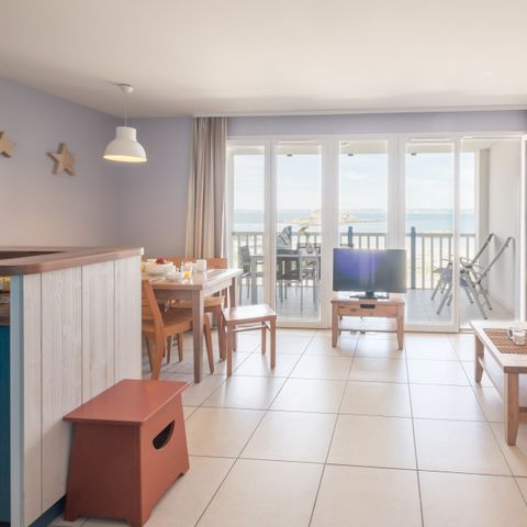 APARTMENT 7 people - - 1 bedroom + 1 sleeping alcove - Terrace or balcony - Open sea view - Seafront