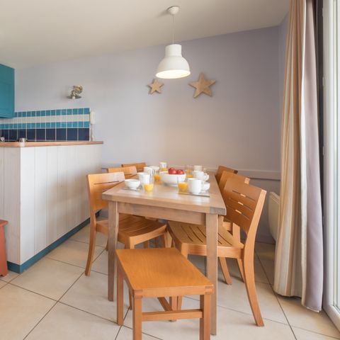 APARTMENT 7 people - - 1 bedroom + 1 sleeping alcove - Terrace or balcony - Open sea view - Seafront