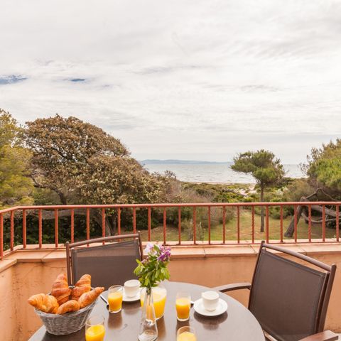 APARTMENT 5 people - - 1 bedroom - Sea view - Terrace or balcony