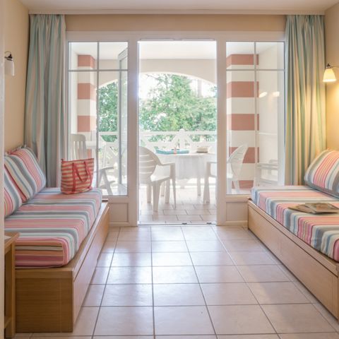 APARTMENT 5 people - - 1 sleeping alcove - Terrace - Garden level