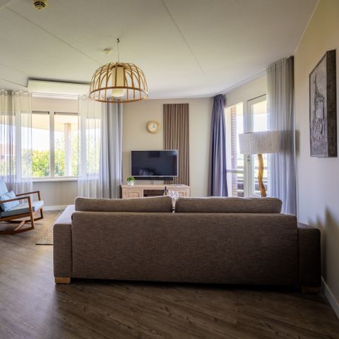 APARTMENT 4 people