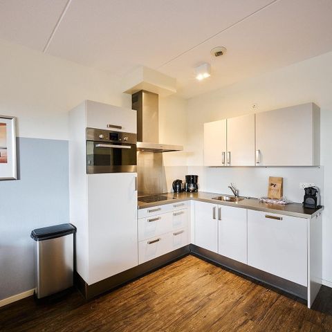 APARTMENT 6 people