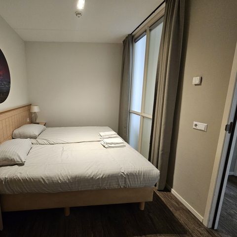 APARTMENT 6 people