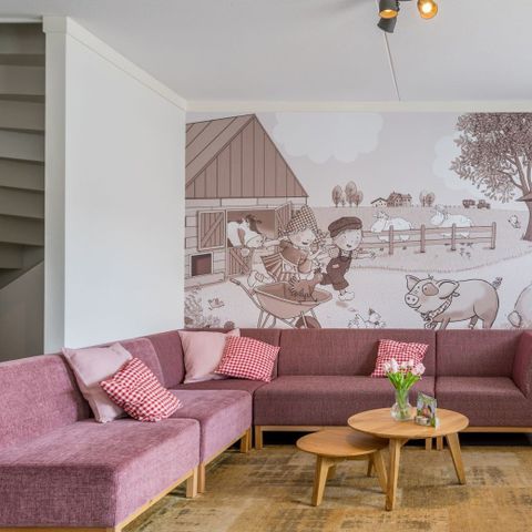 HOUSE 8 people - Village Street Sebastian the Pig