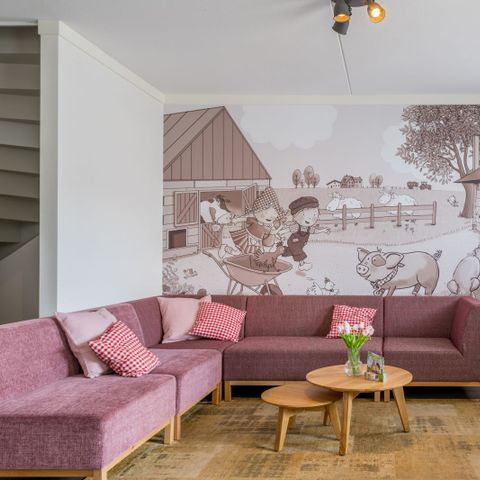 HOUSE 8 people - Village Street Sebastian the Pig