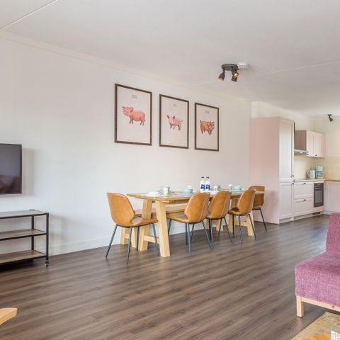 HOUSE 8 people - Village Street Sebastian the Pig