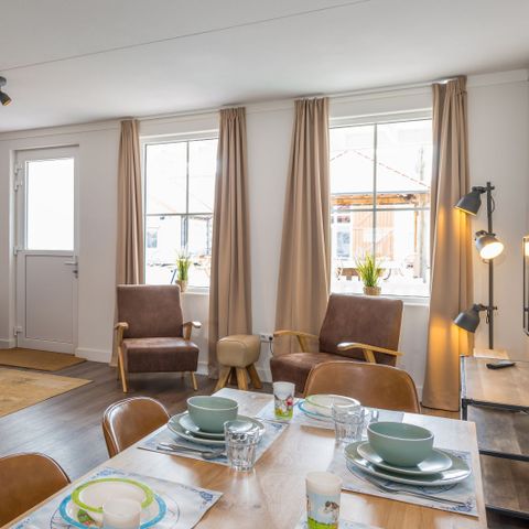 HOUSE 8 people - Village Street Sebastian the Pig