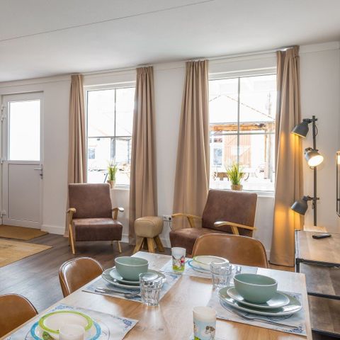 HOUSE 8 people - Village Street Sebastian the Pig