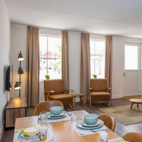 HOUSE 8 people - Village Street Mike & Molly