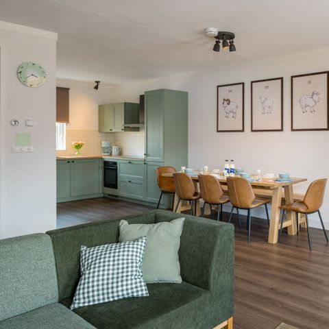 HOUSE 8 people - Village Street Mike & Molly