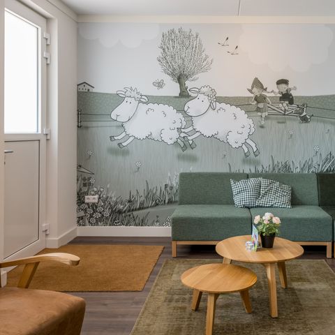 HOUSE 8 people - Village Street Mike & Molly