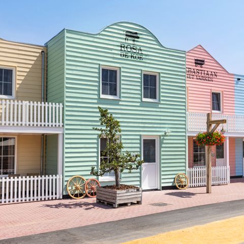 HOUSE 8 people - Luxury Village Street