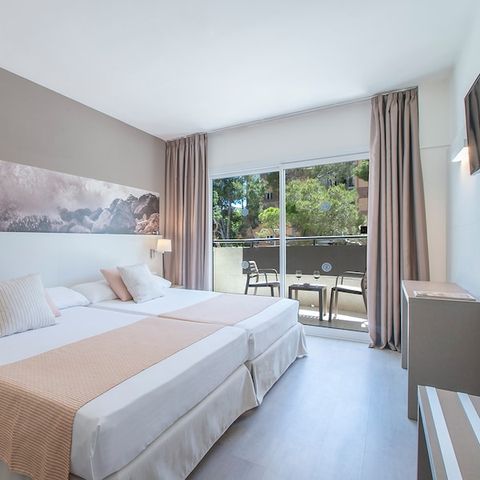 BEDROOM 4 people - Family room - 3 adults + 1 child (-12 years) - balcony