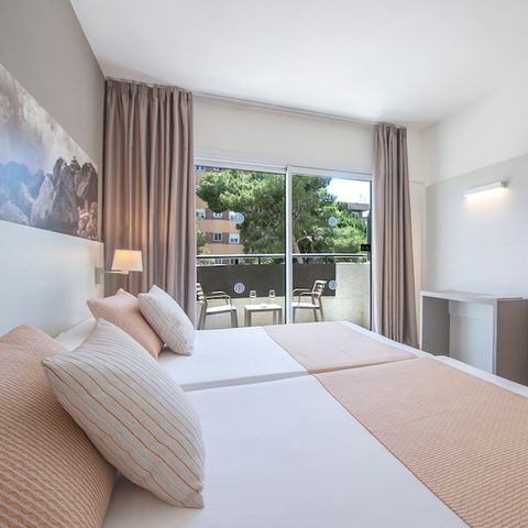 BEDROOM 4 people - Family room - 3 adults + 1 child (-12 years) - balcony