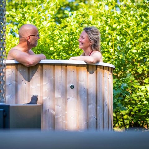 Canvas and wooden tent 5 persons - Comfort with private hot tub (4+1)