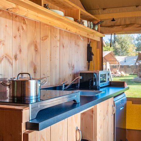 Canvas and wooden tent 5 persons - Comfort with private hot tub (4+1)