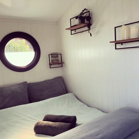 STUDIO 2 people - The White Houseboat