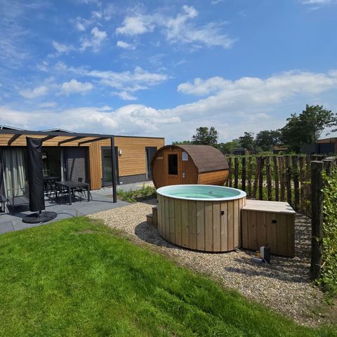 HOUSE 6 people - with dog fence, sauna and hot tub