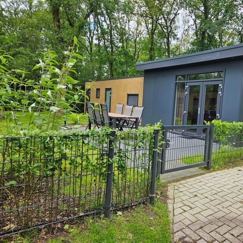 HOUSE 6 people - Pavilion with shed and enclosed garden