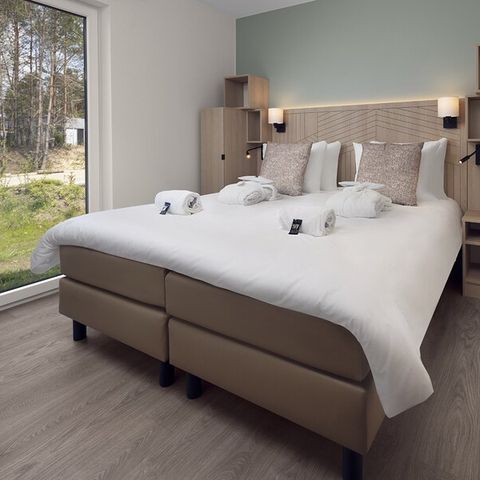 HOUSE 12 people - Lakeside cottage sleeps 12