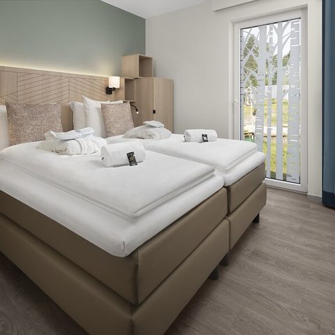 HOUSE 12 people - Lakeside cottage sleeps 12