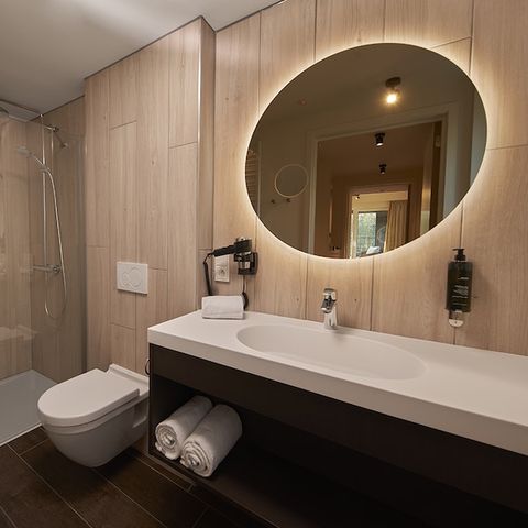 HOUSE 12 people - Lakeside cottage sleeps 12