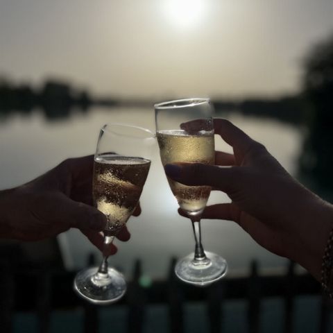 UNUSUAL ACCOMMODATION 2 people - Floating lake hut