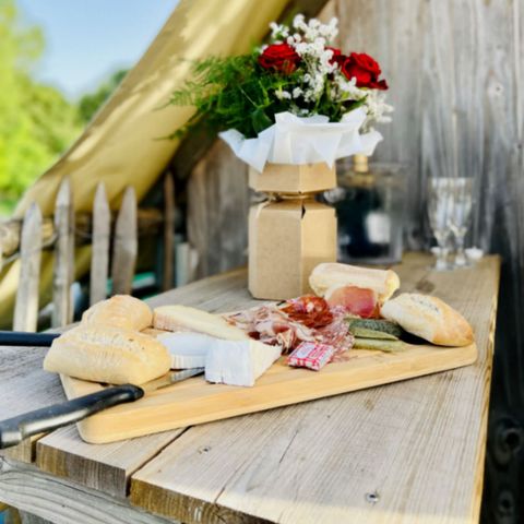 UNUSUAL ACCOMMODATION 2 people - Floating lake hut