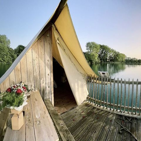 UNUSUAL ACCOMMODATION 2 people - Floating lake hut