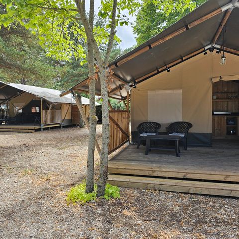 Canvas and wooden tent 6 persons - including sanitary facilities