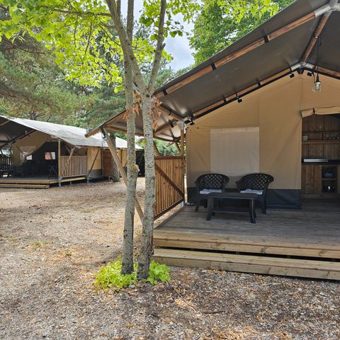 Canvas and wooden tent 6 persons - including sanitary facilities