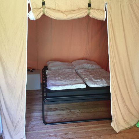 Canvas and wooden tent 6 persons - including a private bathroom unit