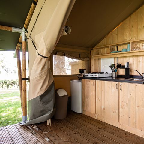 Canvas and wooden tent 4 persons - including sanitary facilities