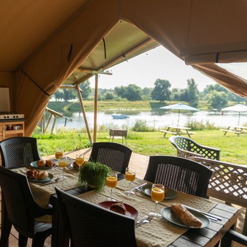 Canvas and wooden tent 6 persons - Premium Maaszicht