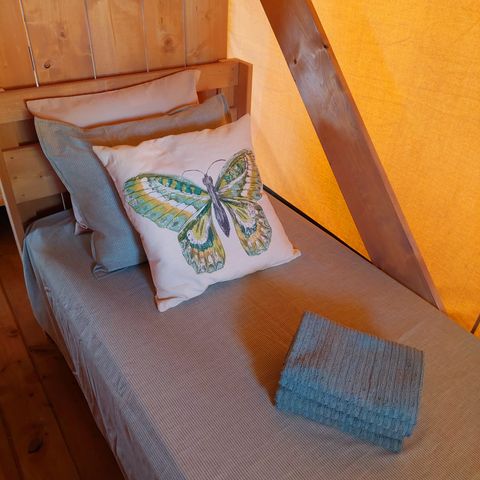 Canvas and wooden tent 4 persons - including sanitary facilities