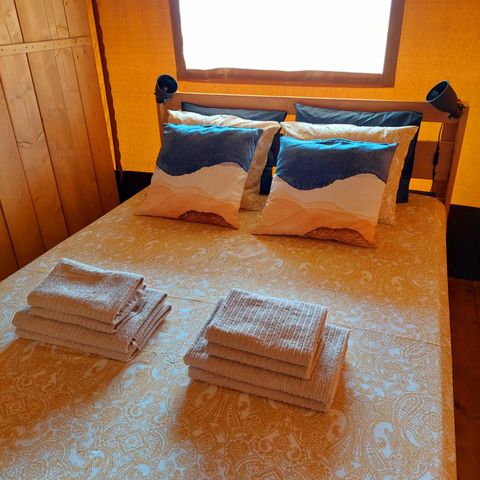 Canvas and wooden tent 4 persons - including sanitary facilities