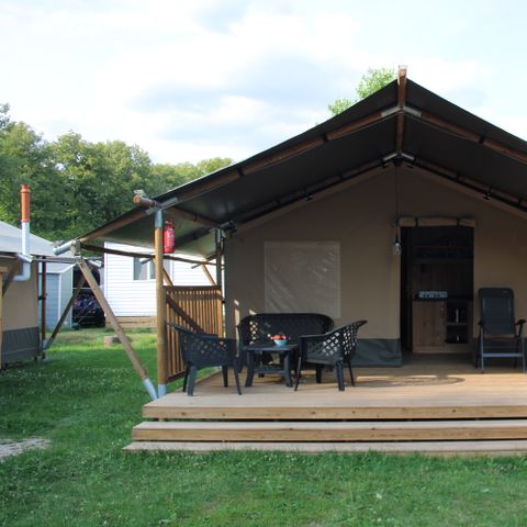 Canvas and wooden tent 4 persons - including sanitary facilities