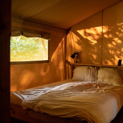 Canvas and wooden tent 6 persons - including sanitary facilities