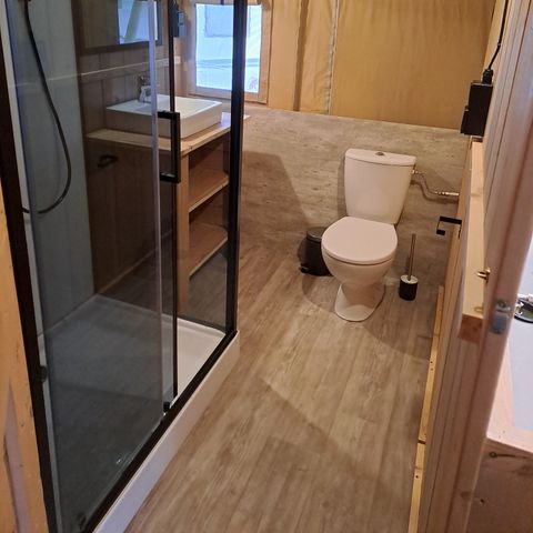 Canvas and wooden tent 6 persons - including sanitary facilities