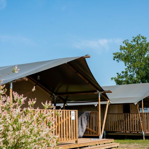 Canvas and wooden tent 4 persons - including sanitary facilities