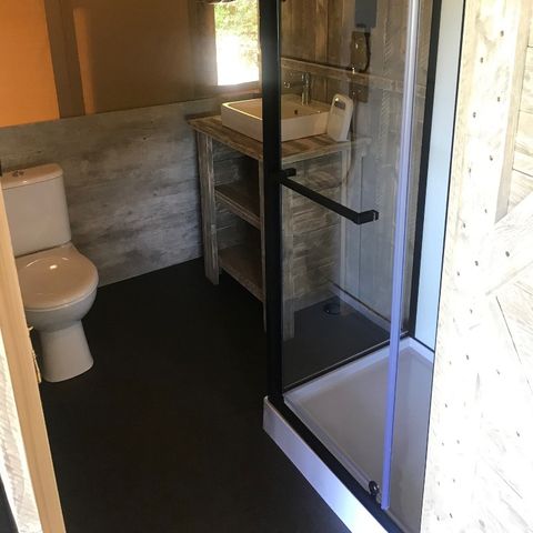 Canvas and wooden tent 5 persons - including sanitary facilities