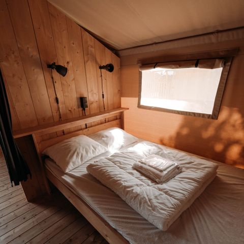 Canvas and wooden tent 4 persons - including sanitary facilities