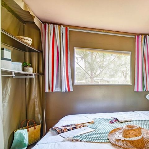 CANVAS AND WOOD TENT 4 people - including sanitary facilities