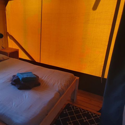 CANVAS AND WOOD TENT 4 people - including sanitary facilities