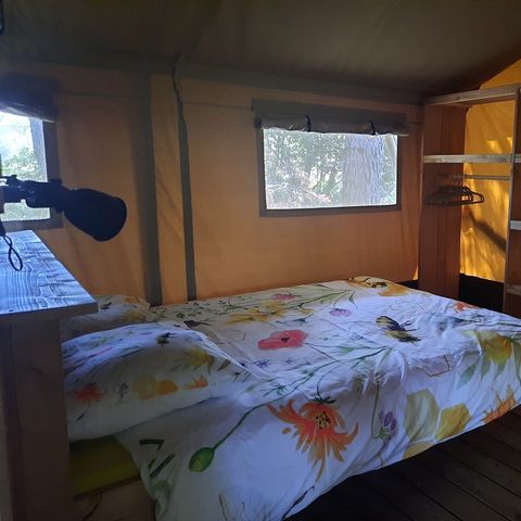 Canvas and wooden tent 6 persons - including sanitary facilities